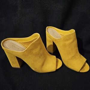 Bamboo Gold Suede Heels-Size 7